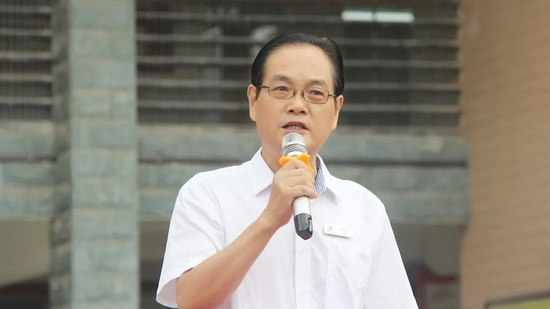 　　赵雷校长在初中部开学典礼上致辞