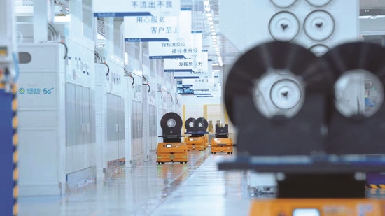 依托中国移动5G网络，宁德时代工厂内数以百计的AGV智能小车实现全流程自动化作业。