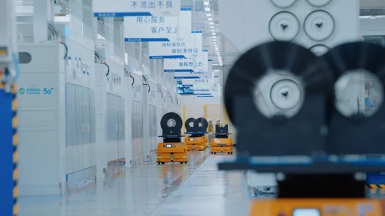 依托中国移动5G网络，宁德时代工厂内数以百计的AGV智能小车实现全流程自动化作业。