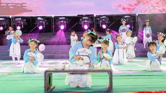 ▲幼儿园小朋友们的茶艺表演带大家一起领略了中国五千年茶文化的博大精深,感受水与茶的奇妙邂逅。