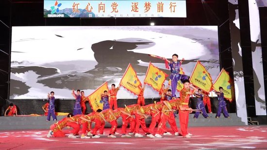 △ 小学学子英姿飒爽,以武术彰显少年意气,传承功夫神韵。