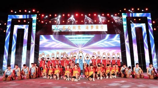 △ 初中学子精彩展示,用精湛球艺展现运动活力,诠释拼搏精神。