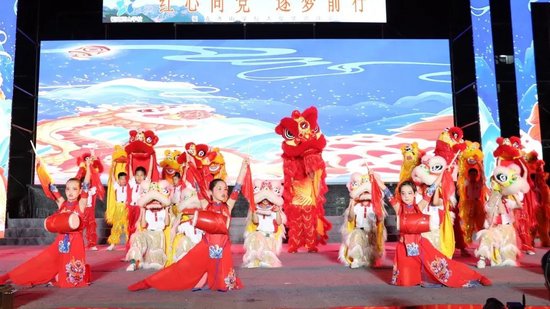 △ 小学学子灵动表演,狮舞与鼓乐配合,奏响欢乐激昂乐章。
