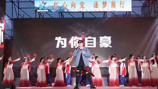 △ 党支部策划编排,以快闪形式传递炽热爱国情,激情开场,点燃全场。