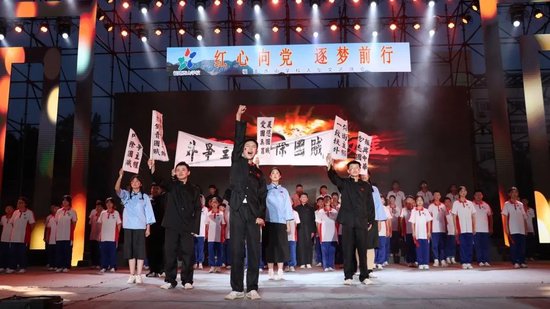 △ 初中学子齐声高唱青春宣言,和声交织中迸发“强国有我”的铿锵担当。