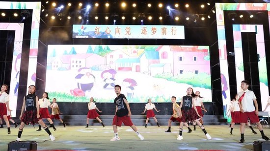 △ 小学部学子温馨演绎,歌声与舞蹈交织,唤起纯真童年回忆。