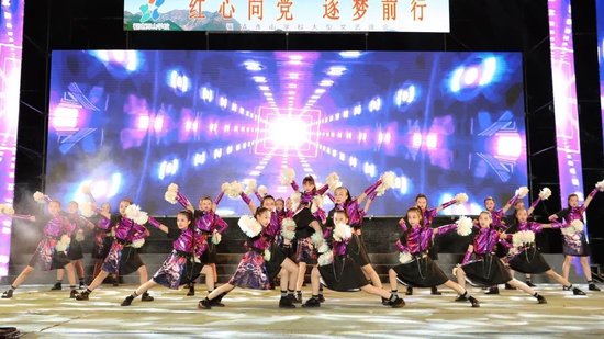 △ 小学啦啦队化身精灵,用强烈且极富感染性的视觉冲击感,掀起狂欢浪潮巅峰。