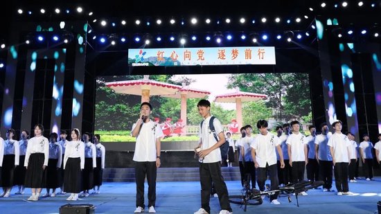 △ 职校学子深情朗诵,用声音传递力量,点亮勇气的微光。