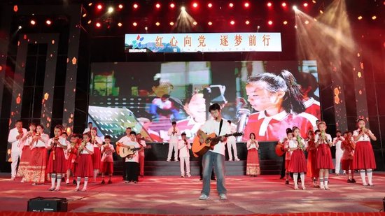 △ 小学部师生以吉他拨弦、葫芦丝吟风、鼓点振魂,悠远与现代节奏交织,奏响民族血脉共鸣。