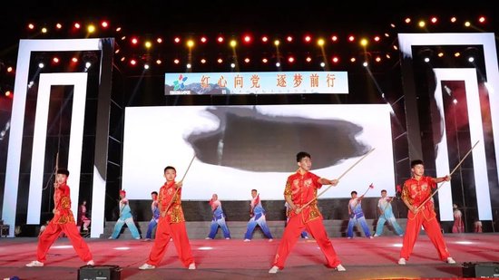△ 初中学子化身“武林群侠”,于光影间以刚柔并济招式展现武术韵律与少年英姿。