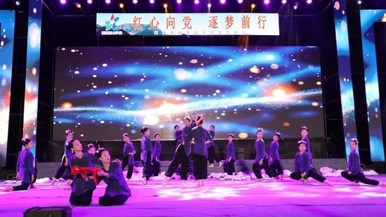 △ 初中学子精心演绎,以福州“三把刀”精神(为国、为家、为己)为内核,用优雅舞姿展现古韵与文化内涵。