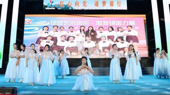 △ 初中学子深情合唱,用纯净歌声描绘美好图景,传递悠悠情思。