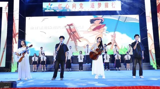 △ 高中部创意呈现,器乐与合唱融合,演绎青春逐梦的热烈与洒脱。