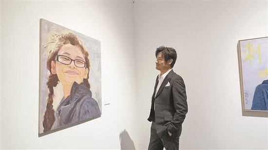 作为2025年中国金鸡百花电影节“全年金鸡”系列活动之一的第二届“艺海星辰”电影人艺术展举行。图为演员耿乐逛展中端详自己的画作。