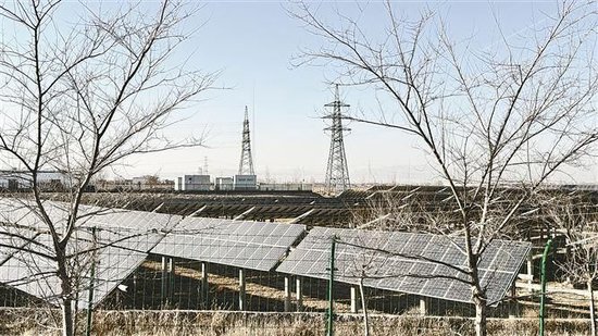 在闽宁镇，道路沿线排布光伏板。