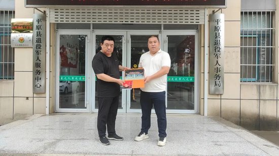 张凯（右）到山东平原县核对烈士信息。受访者 供图