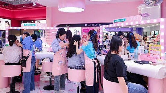 　观众可在屈臣氏北京新奥购物中心门店内的‘演唱会妆造专区’，享受从观演妆容到编发造型的一站式专业服务