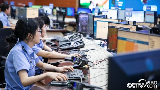 依托“全资源汇聚、全手段集成、全过程支撑”的智慧警务中台，以智慧警车、无人机等新技术装备作为新质战斗力的增长点，构建“一键发起、数据支撑、中台盯办、空地一体、协同作战”的立体巡防新格局。图为“岩盾”巡防机制智慧警务中台工作人员在处理警情。郑育红 摄