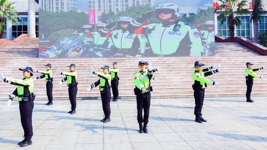 流畅规范的警务动作、精准高效的勤务处置，充分展现了龙岩交警队伍专业化、规范化的过硬素养。图为交通警务现场展演《驰骋·新程》。龙岩市公安局供图