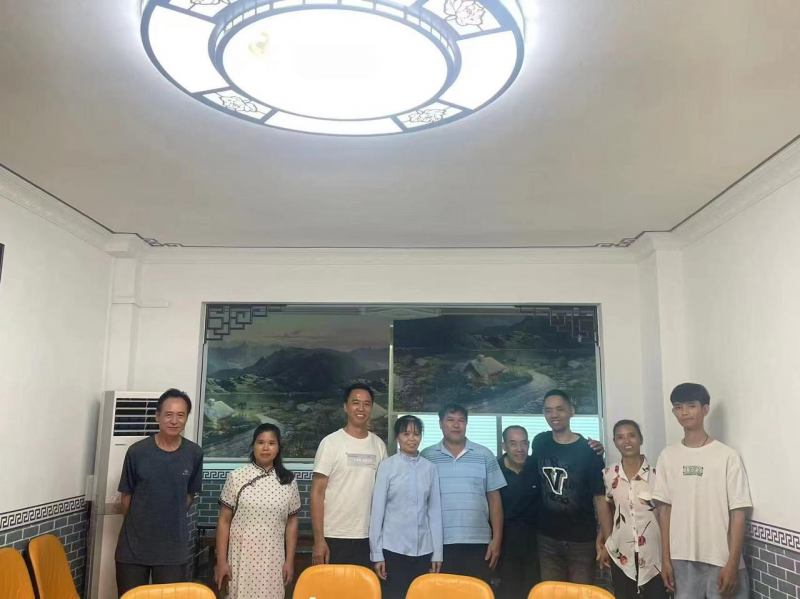 我和亲生父母、及父母两边的家人在一起