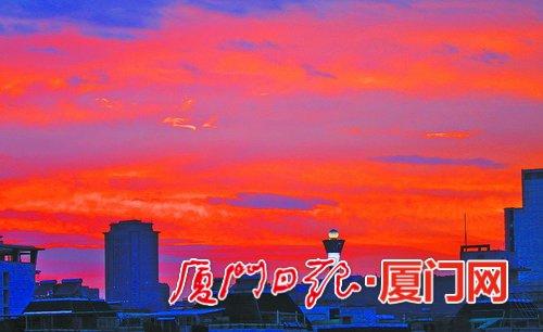 昨日,厦门雷阵雨转阴天多云。图为昨日黄昏的红霞。(本报记者 姚 凡 摄)