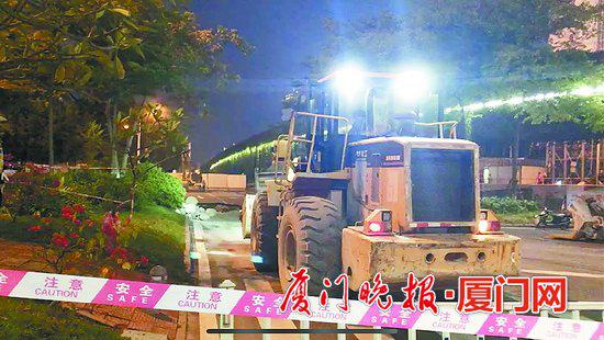 施工方连夜抢修,预计修复需要3至5天。
