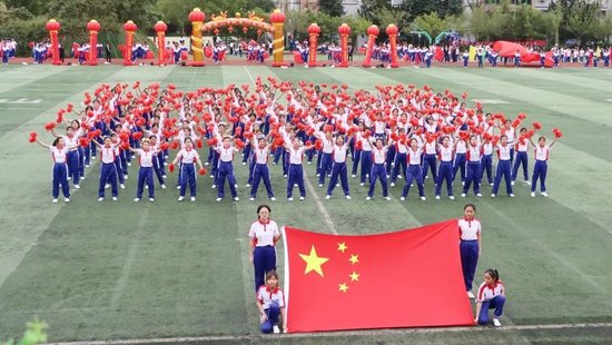 初中部节目《以青春之舞,奏梦想华章》