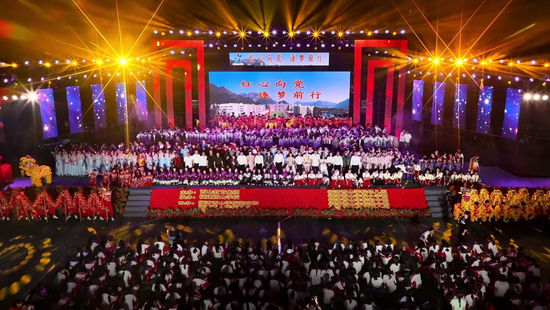 △ 晚会全体参演人员大合影