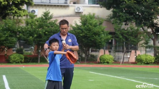许俊昇正耐心指导学员动作
