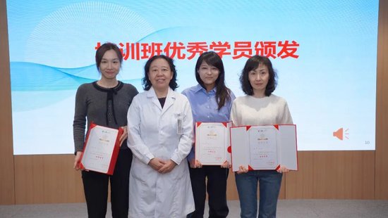 △左二彭晓燕教授、左一黄瓅医生