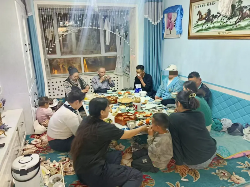 山兰英一家人团聚