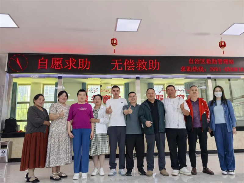 时隔29年,山兰英(左三)再次与家人团聚