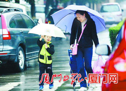 连日的降雨给出行的市民带来影响,但昨日降雨减弱了。(本报记者 张奇辉 摄)