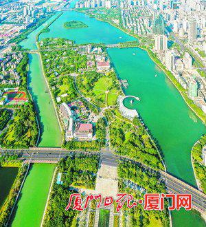我市进一步建立健全生态环境损害赔偿制度,为高颜值的生态花园之城筑起一道坚实的屏障。图为白鹭洲生态美景。(本报记者王火炎航拍器摄)