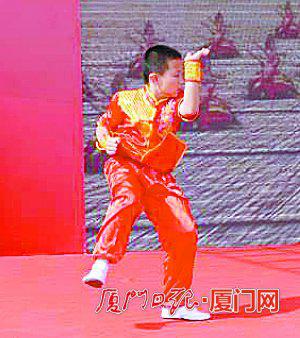 “宋江阵”表演。