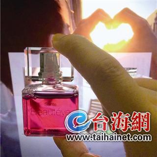 ▲网上热销的“参天beaut eye玫瑰”的日本眼药水