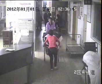 ▲手术后,将产妇从产房送回病房。监控截图