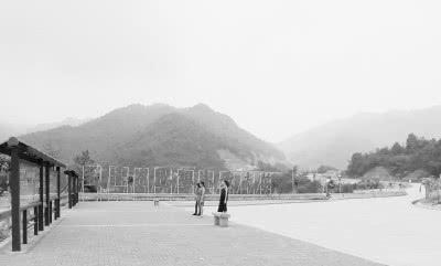 美丽的“红色旅游道路”,成了村民的“幸福路”。