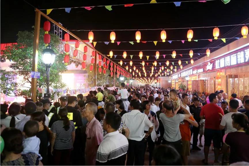 龙岩美食夜市文化广场人头攒动