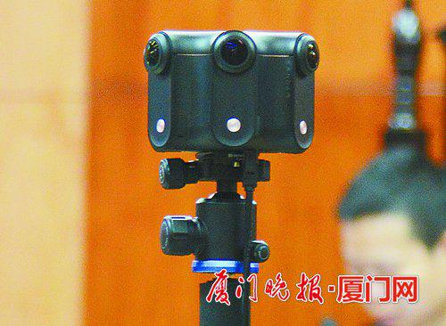 记者体验通过VR眼镜全方位观看庭审。刘东华 摄