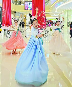 湾悦城推出汉服模特秀及灯笼展。