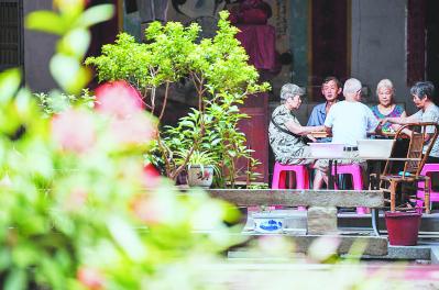 古街里聊家常的老人 许武 摄