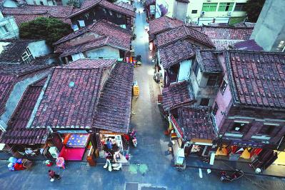 华灯初上，古街渐归宁静。周明太 摄