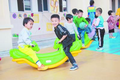 孩?#29992;?#22312;“家门口”的村集体幼儿园入学。林少波摄