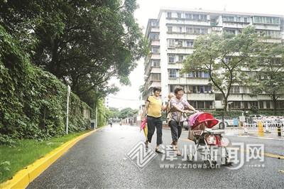 焕然一新的市区福响路上,两位笑脸盈盈的奶奶正带着孙儿遛弯。 郑文典 摄