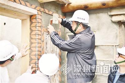 陈荣文(左三)在传授建造技艺 许小西 供图