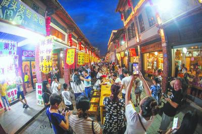 漳州古城百米“长桌宴”吸引了数万名游客。 郑文典 摄