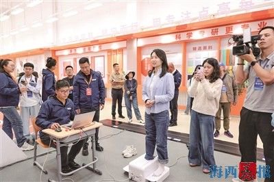 来自湖里区的企业捷能通在宁夏开辟新的健康守护领域，通过3D足部扫描技术为学生提供专业的足部健康筛查服务。图为采风团成员现场试用其智能检测设备。 记者 陈理杰 摄