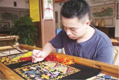 陈鹏在钻研刺绣