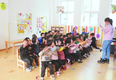 上存幼儿园内,?#40092;?#21644;孩?#29992;?#27491;在唱儿歌。?#31080;?#20029;摄